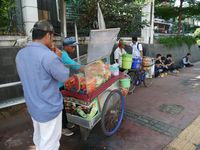 Siang Ini Enaknya Ngemil Jajanan Kue Rangi dan Es Podeng