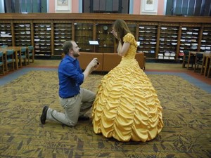 Pria Romantis Lamar Pasangan dengan Membuatkan Gaun Beauty and the Beast