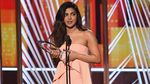 Cium Piala, Bibir Priyanka Chopra Seksi Banget
