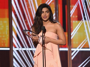 Baru Alami Kecelakaan, Priyanka Chopra Eksis di Peoples Choice Award