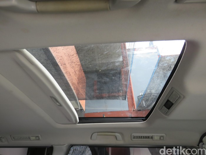 Sunroof, moonroof, dan panoramic roof merupakan bagian dari aksesori tambahan mobil, namun ada juga mobil yang keluar dari pabrik sudah ada sunroof atau moonrof.