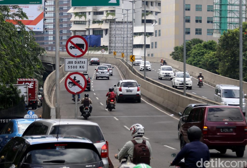 Para pengendara sepeda motor nekat melintasi jalan layang Dr. Hamka, Jakarta, Kamis (19/1). Pemotor tidak mengindahkan rambu-rambu larangan dan melintas di jalan yang terkenal dengan JLNT Casablanca tersebut. Angin kencang dan faktor keselamatan menjadi pertaruhan demi mengindari jalan biasa.