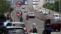 Rambu larangan pemotor masuk tidak diindahkan. Pemotor menghindari kepadatan lalu-lintas Jl Satrio dan Jl Casablanca.