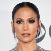 Selain glycolid acid, salah satu hal penting untuk mencegah penuaan adalah menghindari UV. UV diketahui bisa menghancurkan kolagen dan serat elastis kulit. Aku sangat percaya dengan SPF. Aku mencoba untuk tidak berada di bawah matahari terlalu lama, ungkapnya pada InStyle. Foto: Alberto E. Rodriguez/Getty Images