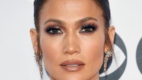 Detail makeup smokey eyes dan pulasan lipstik matte berwarna nude membuat penampilannya semakin anggun. Alberto E. Rodriguez/Getty Images/detikFoto.