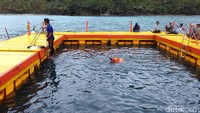 Tak hanya itu, traveler bisa berenang juga kolam sekitar rumah apung Rembeng Raya. Tarif masuknya Rp 10 ribu, sewa pelampung dan alat snorkoling Rp 10 ribu dan sewa kano Rp 20 ribu. Hmmm... menyenangkan bukan? (Adhar/detikTravel) 