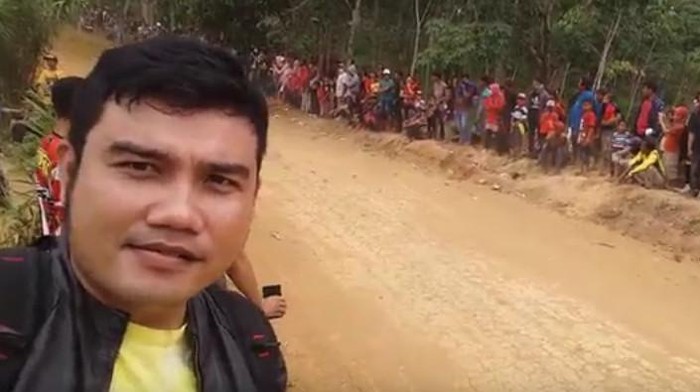Keasyikan Selfi Saat Nonton Balap, Pria Ini Malah Tertabrak