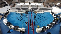 Para pekerja menyiapkan podium yang akan digunakan untuk pidato. Podium itu menghadap ke Monumen Washington. Pool/Brian Snyder/Reuters/detikFoto.