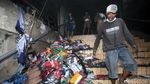 Pemulung Mengais Sisa Kebakaran Pasar Senen