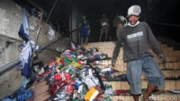 Sejumlah pemulung keluar masuk pasar untuk mengais sisa kebakaran.