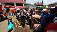 Para pedagang mengantre mendaftakan relokasi.