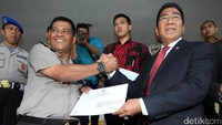 Di Polda Metro dia ditemui Kabid Humas Polda Metro Jaya Kombes Argo Yuwono. Henry lantas memberikan surat yang berisi permintaan penangkapan Habib Rizieq.