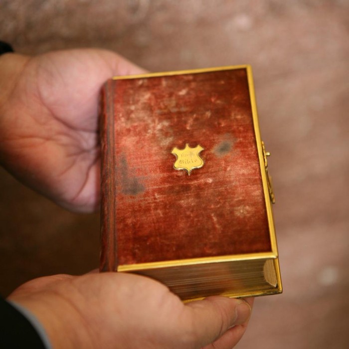 Donald Trump Akan Pakai Dua Alkitab Saat Dilantik