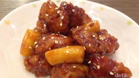 Dakkangjong terbuat dari potongan fillet ayam goreng kecokelatan dengan baluran saus madu manis dan taburan wijen. Sebagai pelengkap ayam, ada potongan tteok (rice cake) yang kenyal.