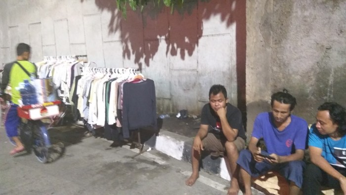 Pasar Senen Terbakar, Pedagang Baju ini Jemur Dagangan yang Basah