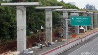 LRT rute Bekasi Timur-Cawang inin terbentang sepanjang 17,1 km.