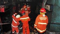 Saat ini, petugas pemadam tengah melakukan proses pendinginan, Jumat (20/1/2017).