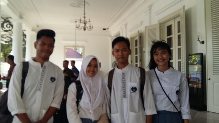 Sumarsono Ajak Perwakilan OSIS Jakarta Diskusi di Bus Wisata