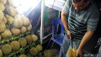 Setelah dipilih, durian akan langsung dibelah oleh pedagangnya dan disajikan di atas meja kita. Saat itu kami membeli 2 buah durian berukuran sedang. Satu durian dihargai Rp 25 ribu saja (Wahyu/detikTravel)