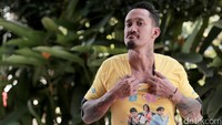 Aktor berusia 43 tahun tersebut langsung memasang pose andalannya.