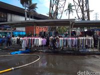 Pedagang Tetap Jualan Meski Pasar Senen Terbakar