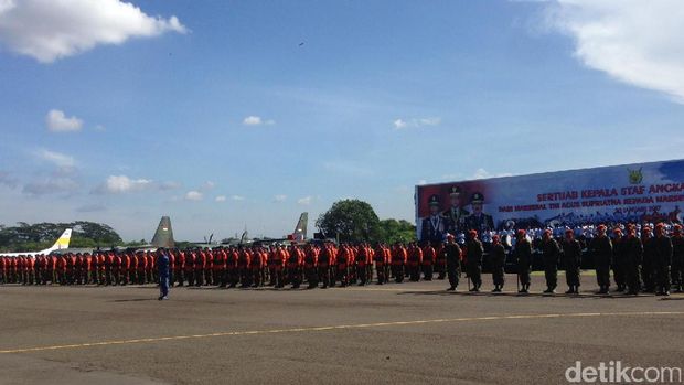 Marsekal Agus Serahkan Tongkat Komando KSAU ke Marsekal Hadi