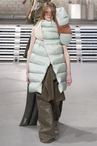 Desainer Buat 'Kasur Lipat' Jadi Busana di Fashion Show Paris 