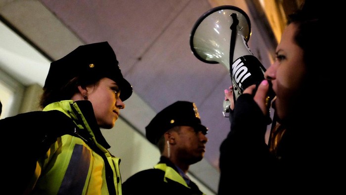 Demonstran Bentrok dengan Pendukung Trump di Washington DC