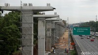 Begini penampakan terkini pembangunan LRT rute Bekasi-Cawang di kawasan Curug, Pondok Kelapa I, Jakarta Timur, Jumat (20/1/2017).