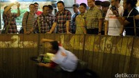Ahok melihat aksi tong setan.