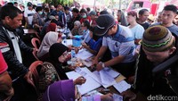 Para pedagang menyerahkan berkas pendaftaran berupa foto kopi atau salinan KTP, nomor telepon, dan nomor kios.