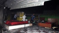 Beberapa pedagang juga terlihat keluar masuk pasar untuk mencari barang dagangan yang masih bisa diselamatkan.