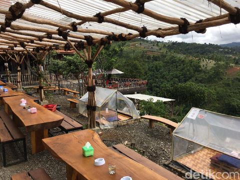 Nongkrong Cantik Sambil Menikmati Kesegaran Alam di Lereng Ateng, Bandung