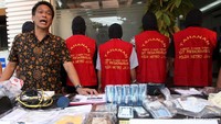 Para pelaku dikenakan pasal 27 ayat 2 juncto pasal 45 ayat 2 UU RI Nomor 19/2016 tentang perubahan atas UU RI Nomor 11/2008 tentang ITE dan pasal 3,4,5 UU RI Nomor 8/2010 tentang TPPU dan atau pasal 303 KUHP dengan ancaman pidana 6 tahun penjara.