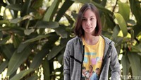Aktris berusia 20 tahun itu tampil kasual dengan jaket abu-abu, kaus kuning, jeans dan sneakers putih.