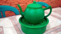 Setelah puas menyantap durian, kamu jangan sampai lupa cuci tangan ya. Di setiap meja, akan disediakan kendi lucu seperti ini dan embernya. Kendi ini berisi air yang bisa kamu gunakan untuk mencuci tangan (Wahyu/detikTravel)
