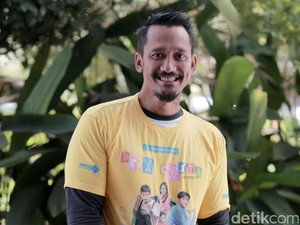 Ditegur Anak-anaknya, Tora Sudiro Menangis