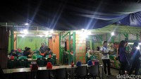 Di sepanjang Jalan Sudirman, Pekanbaru ada beberapa lapak pedagang durian yang bisa kamu sambangi. Salah satunya bernama Pondok Durian yang buka sampai malam, sekitar pukul jam 24.00 WIB(Wahyu/detikTravel)