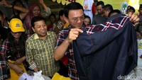 Ahok melihat barang-barang yang dijual pasar murah yang diberi tema Syukuran Jakarta di Lapangan Blok S, Jakarta Selatan, Jumat (20/1).