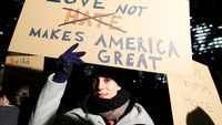 Beberapa ratus orang yang didominasi ekspatriat Amerika menggelar aksi protes pelantikan Trump di Tokyo, Jepang. REUTERS/Toru Hanai.