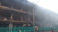 Pagi Ini, Api Masih Menyala di Blok 1 Pasar Senen 