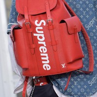 Supreme menduduki urutan teratas daftar 10 logo brand fashion yang paling kuat di dunia. Setidaknya begitu menurut analisis situs belanja Lyst terhadap konsumennya baru-baru ini. Situs ini memiliki lima juta pengunjung setiap bulan. Didirikan pada 1994, Supreme identik dengan logo minimalisnya yang berbentuk boks merah dengan tulisan supreme berwarna putih di dalamnya. Supreme yang mulanya menjual produk skateboard berkembang menjadi brand fashion yang diminati kaum urban sedunia lewat kolaborasinya dengan brand fashion besar lainnya. Sebut saja Louis Vuitton, Nike, dan Rimowa. (Foto: Dok. Getty Images)