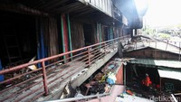 Saat ini asap masih mengepul dari lokasi kebakaran. Menurut Badan Penanggulangan Bencana Daerah (BPBD) DKI, kebakaran ini menghanguskan 1.691 kios.