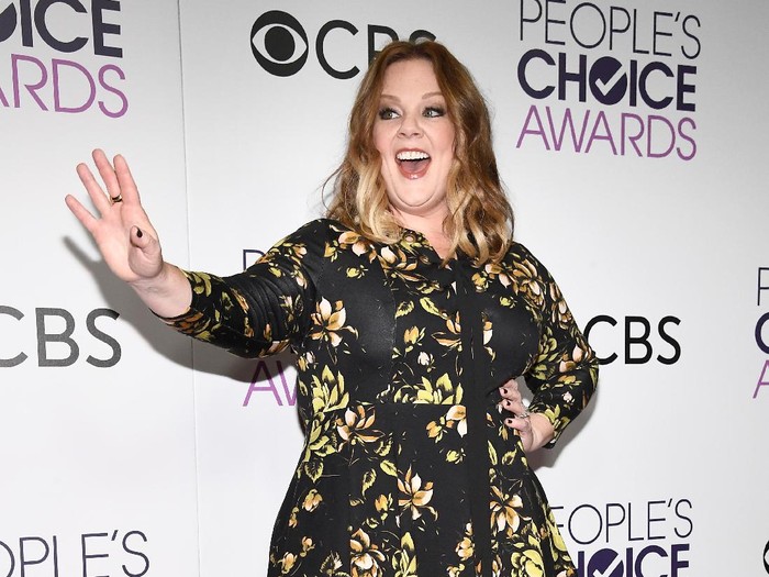 LOS ANGELES, CA - JANUARY 18:  Melissa McCarthy, winner of the Favorite Comedic Movie Actress Award, poses in the press room during the Peoples Choice Awards 2017 at Microsoft Theater on January 18, 2017 in Los Angeles, California.  (Photo by Kevork Djansezian/Getty Images)