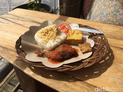 Nongkrong Cantik Sambil Menikmati Kesegaran Alam di Lereng Ateng, Bandung