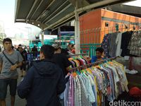 Pedagang Tetap Jualan Meski Pasar Senen Terbakar