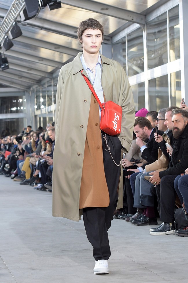 Louis Vuitton x Supreme. Kolaborasi antara LV dan Supreme juga banyak dicari tahun ini di Google. Di bawah nama Louis Vuitton, tentu koleksi ini tak datang dengan harga murah, namun tetap saja beberapa barang laris manis terjual.Foto: Dok. Getty Images