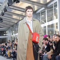 Louis Vuitton x Supreme. Kolaborasi antara LV dan Supreme juga banyak dicari tahun ini di Google. Di bawah nama Louis Vuitton, tentu koleksi ini tak datang dengan harga murah, namun tetap saja beberapa barang laris manis terjual.Foto: Dok. Getty Images