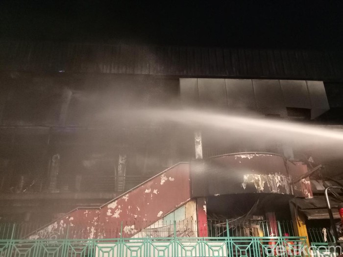 Petugas Damkar Masih Sisir Pasar Senen Pastikan Tak Ada Bara Api