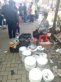 Astuti membantu pedagang menjaga barang dagangan.